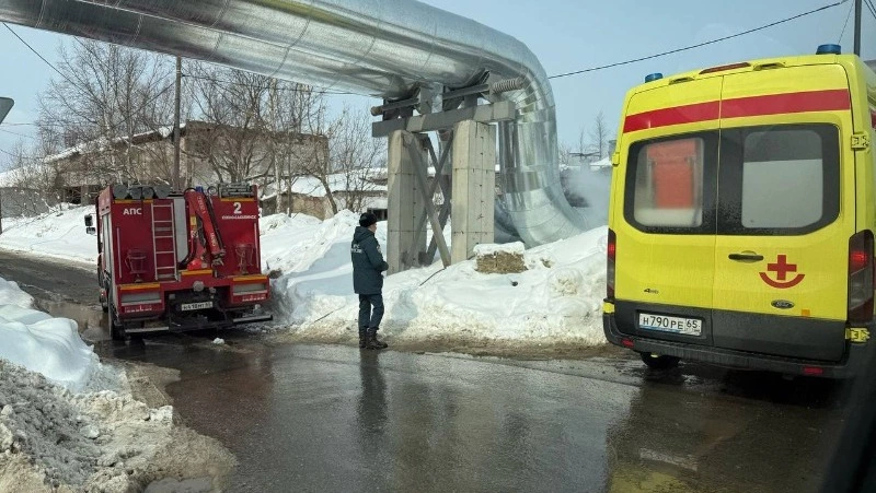 Машины спецслужб скопились на одной из улиц Южно-Сахалинска