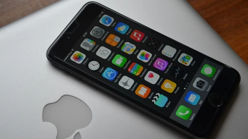 Сахалинец одолжил у товарища мобильный телефон и продал его незнакомцу за бесценок