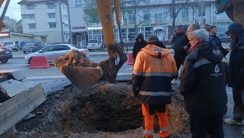 В Южно-Сахалинске починили поврежденный водопровод у ТЦ «Родэм» 