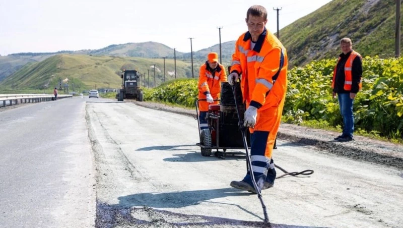 В Холмском районе отремонтируют трассу, соединяющую Зырянское и Люблино