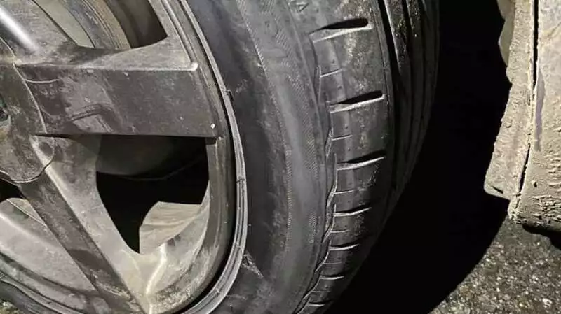 Автомобилист лишился четырех колес из-за дорожной ямы на юге Сахалина