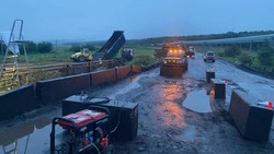 В Углегорском районе организовали временный объезд у аварийного моста через реку Водолей