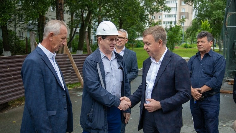 Мэр Южно-Сахалинска проверил ход ремонта в лицее № 1 и в школе № 3