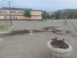 Поклонники дрифта разгромили цветочные клумбы в центре Углегорска