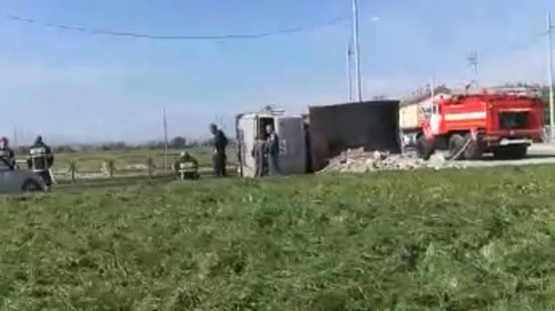 КамАЗ с булыжниками завалился на бок в Южно-Сахалинске (ВИДЕО)