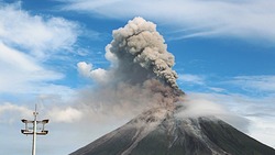 МЧС зафиксировало извержение вулкана Эбеко на высоту до 3 км на Курилах 15 ноября