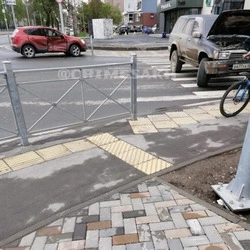 Кроссовер и внедорожник не смогли разъехаться на перекрестке Южно-Сахалинска 