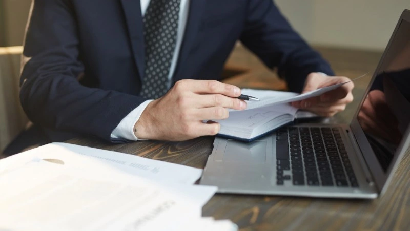 Жители России назвали самым переоцененным труд депутатов и чиновников 