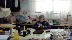 В ателье по пошиву одежды в Южно-Сахалинске связали теплые шапки для бойцов СВО