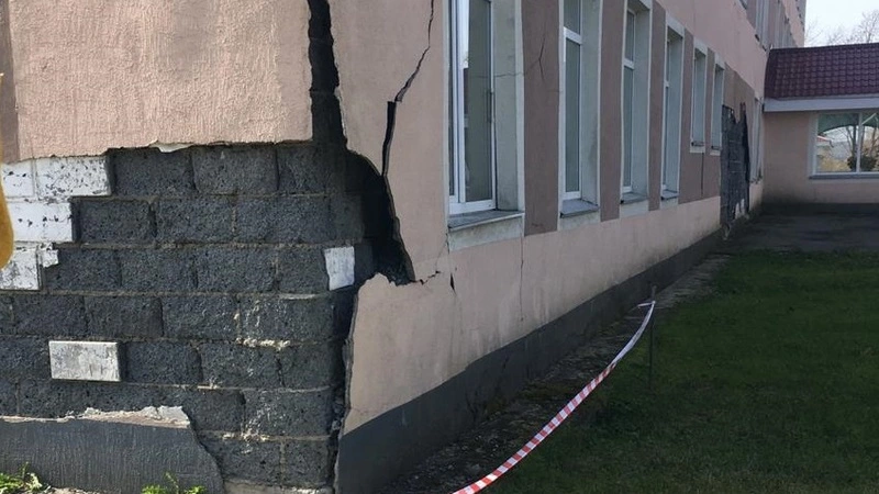 Сахалинцы пожаловались депутату на ужасный мост и проблемы с жильем