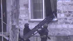 Полицейские выбили окно, чтобы поймать наркоторговцев на Сахалине. Видео