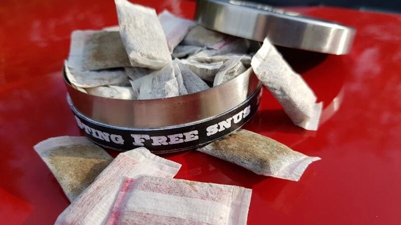 Валерий Лимаренко подписал закон, запрещающий продавать детям снюсы и никотиносодержащие смеси