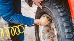 Компанию на Сахалине наказали за тяжелый несчастный случай со взрывом колеса