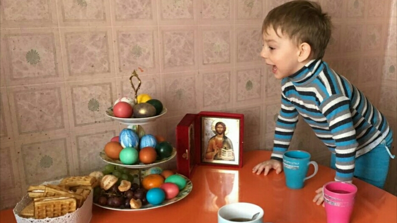 Сахалинский WhatsApp заполонили крашеные яйца и куличи (ФОТО)