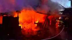 Крышу жилого дома на улице Больничной в Южно-Сахалинске тушили 13 человек
