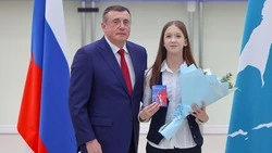 Лучшие школьники Южно-Сахалинска получили паспорта из рук губернатора