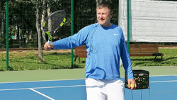 Чемпион Евгений Кафельников научил детей в Южно-Сахалинске играть в теннис