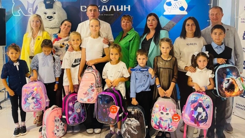 Губернатор Валерий Лимаренко вручил школьные наборы будущим первоклассникам из многодетных семей 