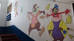 Персонажи мультфильмов и яркие картины украсили один из подъездов в Смирных