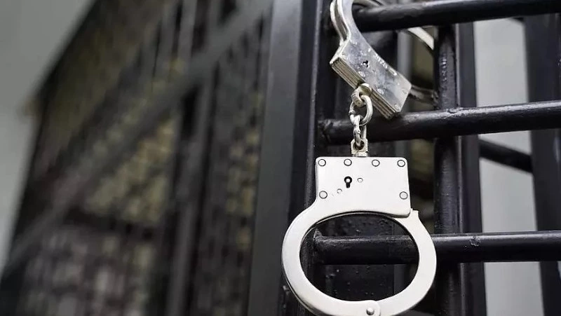 Двое охинцев вторглись в чужой дом и угрожали выбросить хозяина из окна 