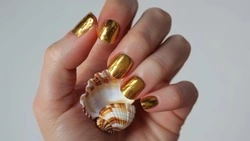 Денежный маникюр на январь 2025: эти 6 дизайнов помогут привлечь деньги