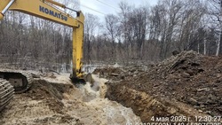 Последствия подтопления дороги у села Молодежного устранили в Тымовском районе