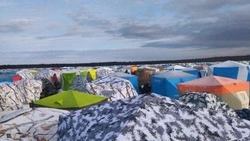 Рыбаки заняли почти все озеро Буссе для ловли корюшки 10 декабря