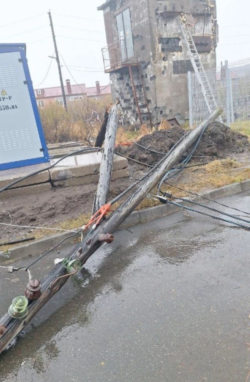 Рухнувшая опора ЛЭП привела к отключению света на Парамушире