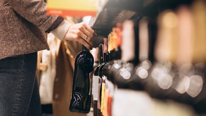 Придется отпахать: за кражу люксового алкоголя и парфюма сахалинке назначили полгода работ