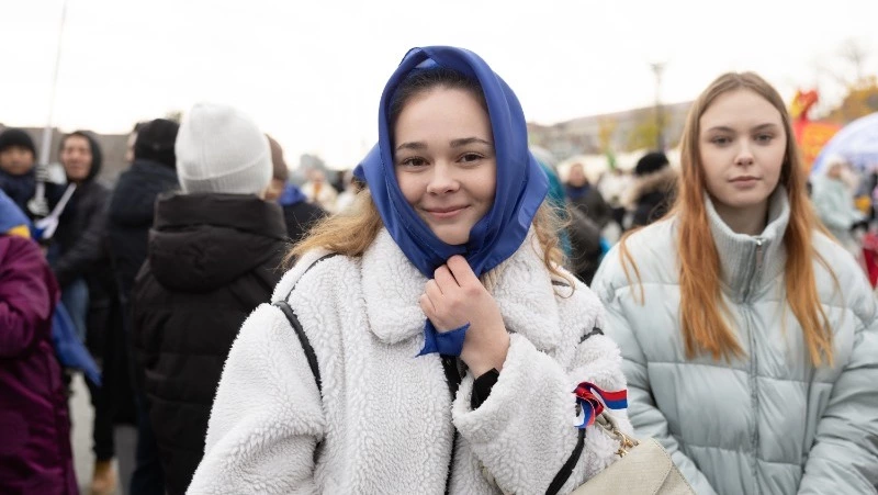 В День народного единства в Южно-Сахалинске прошел праздник и акция «Синий платочек Победы»