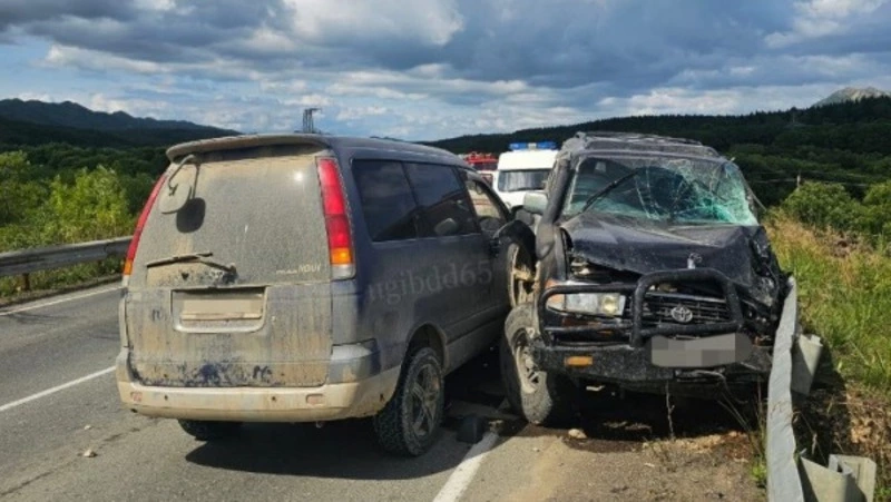 Пенсионер на внедорожнике попал в двойное ДТП в Макаровском районе — есть пострадавшие