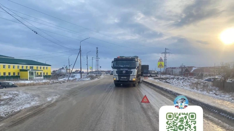 Водитель большегруза въехал в «Делику» и сбил пешехода на перекрестке в Томари