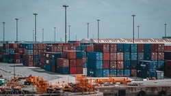 «Ситуация налаживается»: площадку для грузов в порту Корсакова увеличили до 500 мест