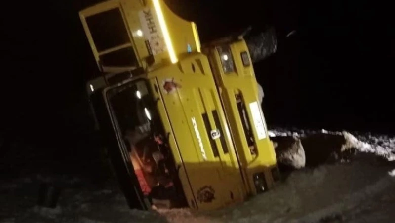 Ранним утром в Охинском районе КамАЗ перевернулся на бок