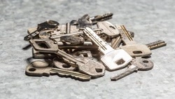 На Сахалине мужчина забыл вернуть ключи от съемной квартиры и решил ее обокрасть