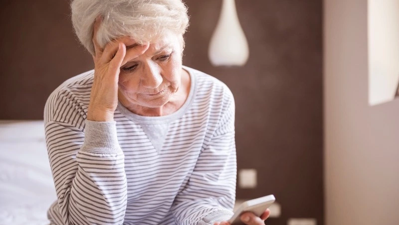 Мошенники обманули пожилую сахалинку на 880 тысяч с помощью изощренной схемы