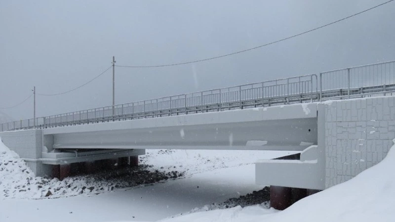 Мост через реку Целебную достроили в Холмском районе