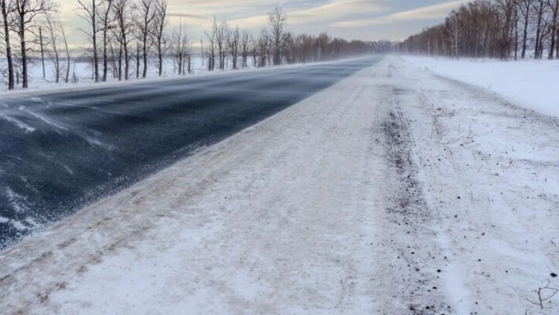 На трассе Корсаков — Подорожное ограничили движение транспорта из-за гололеда