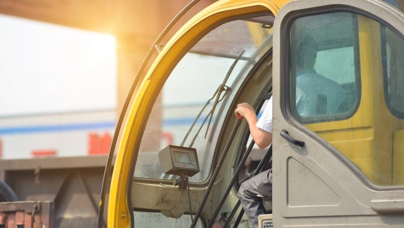 В Корсакове невнимательный экскаваторщик насмерть расплющил напарника ковшом со строительным мусором