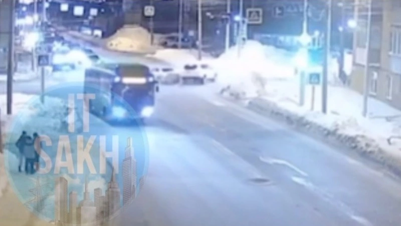 Водитель выехал на «красный» и протаранил автомобиль в Южно-Сахалинске