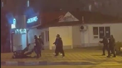 Девять подростков жестоко избили сверстника на улице в Южно-Сахалинске 