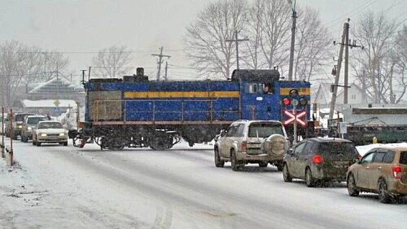 На Сахалине иномарка перевернулась и улетела в кювет после столкновения с поездом