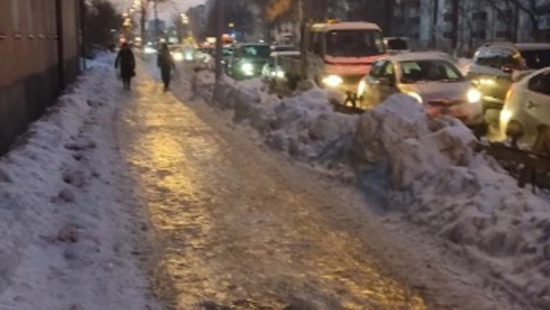 Мороз превратил популярную велодорожку в Южно-Сахалинске в ледяное полотно
