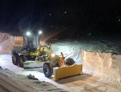 Коммунальщики расчистили заваленную снегом дорогу на Итурупе