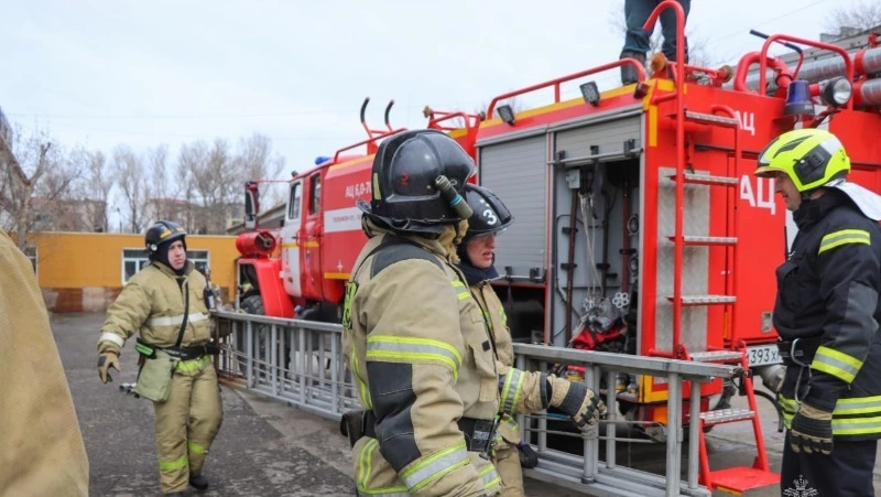 Бесхозный гараж загорелся в Охе 12 мая