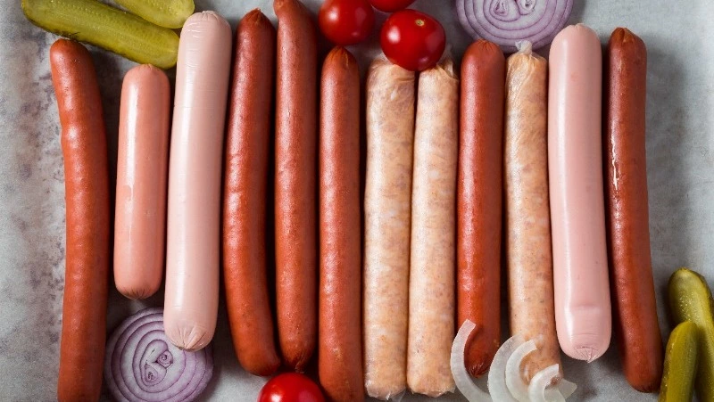 Вредный «мясной клей» обнаружили в продукции российских производителей колбас