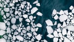 Небезопасный лед появился в акватории залива Мордвинова