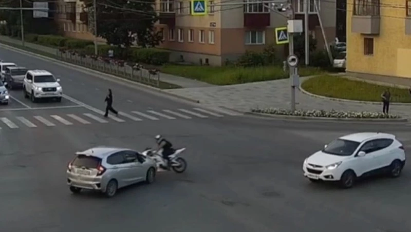 Водитель мотоцикла взлетел в воздух после удара об автомобиль в Южно-Сахалинске
