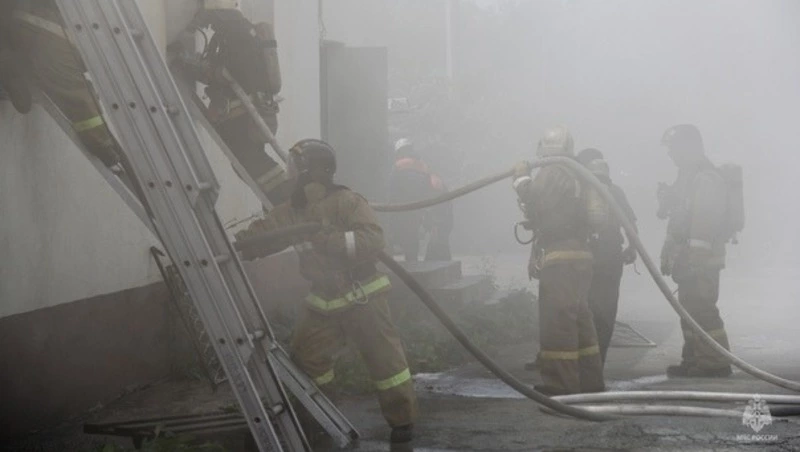 Спасатели потушили жилой дом в Углегорске днем 13 марта