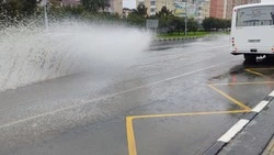 Улицы Южно-Сахалинска утонули в лужах после обильных дождей